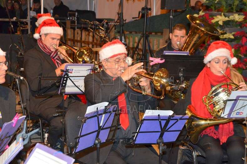 Miembros de la Banda Municipal de Telde, anoche en Los Llanos, durante el concierto Telde canta a la Navidad (Foto Francisco Javier Santana)